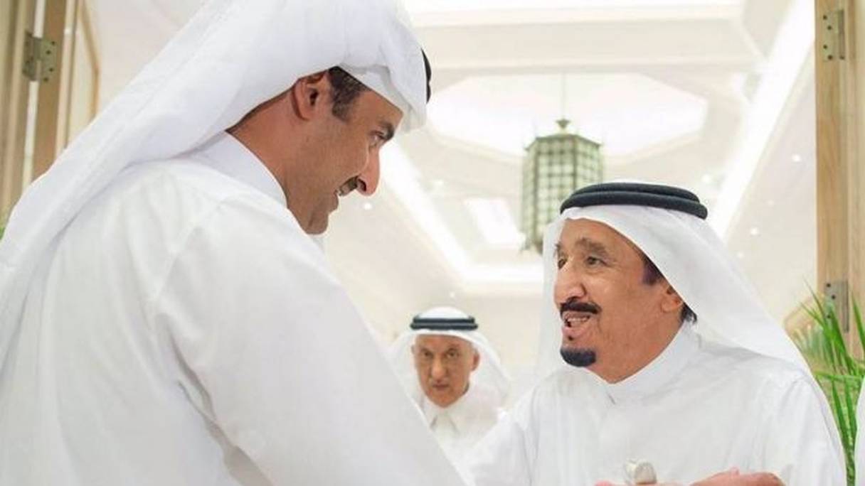 Le roi Salman Ibn Abdelaziz recevant l'émir du Qatar Hamad Ben Khalifa Al Thani.
