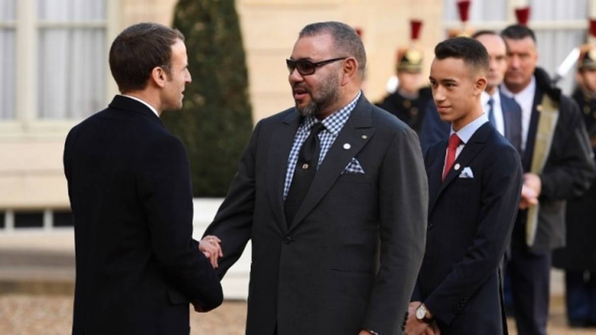 Le président français Emmanuel Macron accueille le roi Mohammed VI à l'Elysée. 
