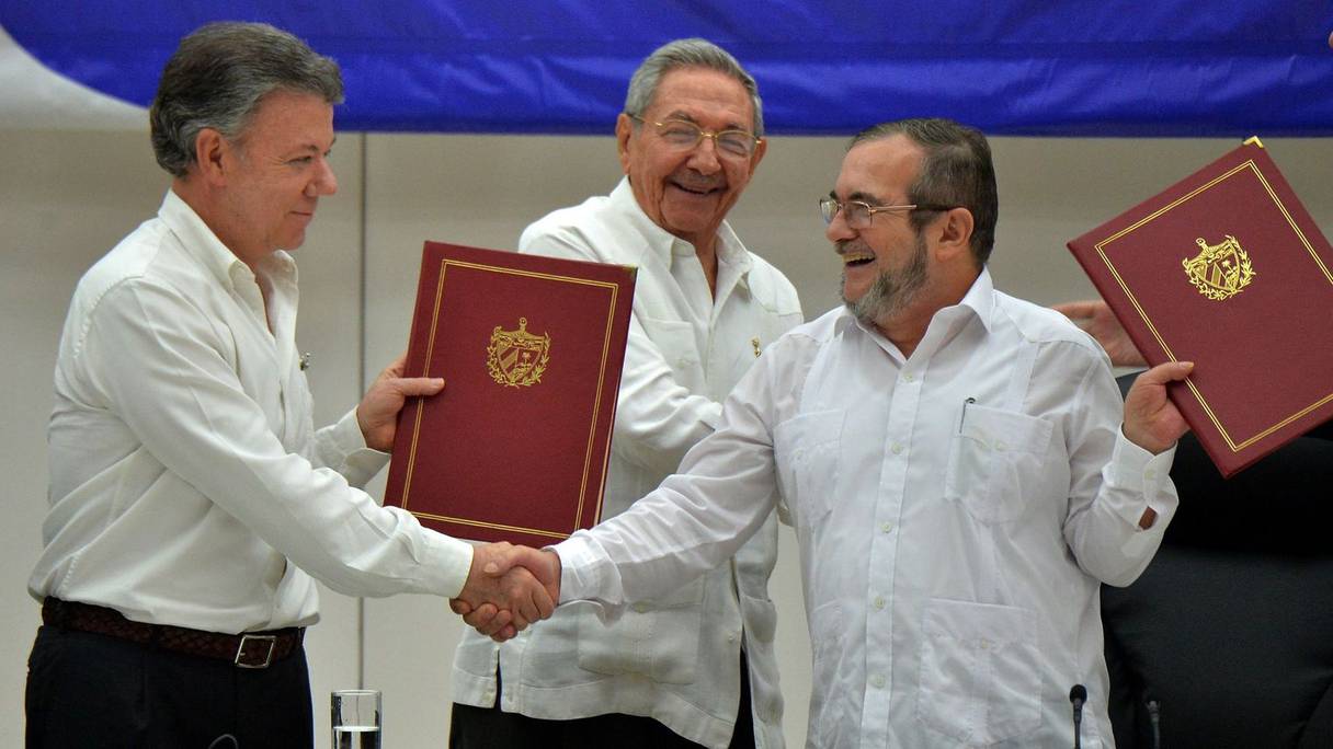 Le président colombien Juan Manuel Santos (à g.), le chef des Farc Timochenko (à dr.) et le président cubain Raul Castro, à Carthagène, le 26 septembre 2016.
