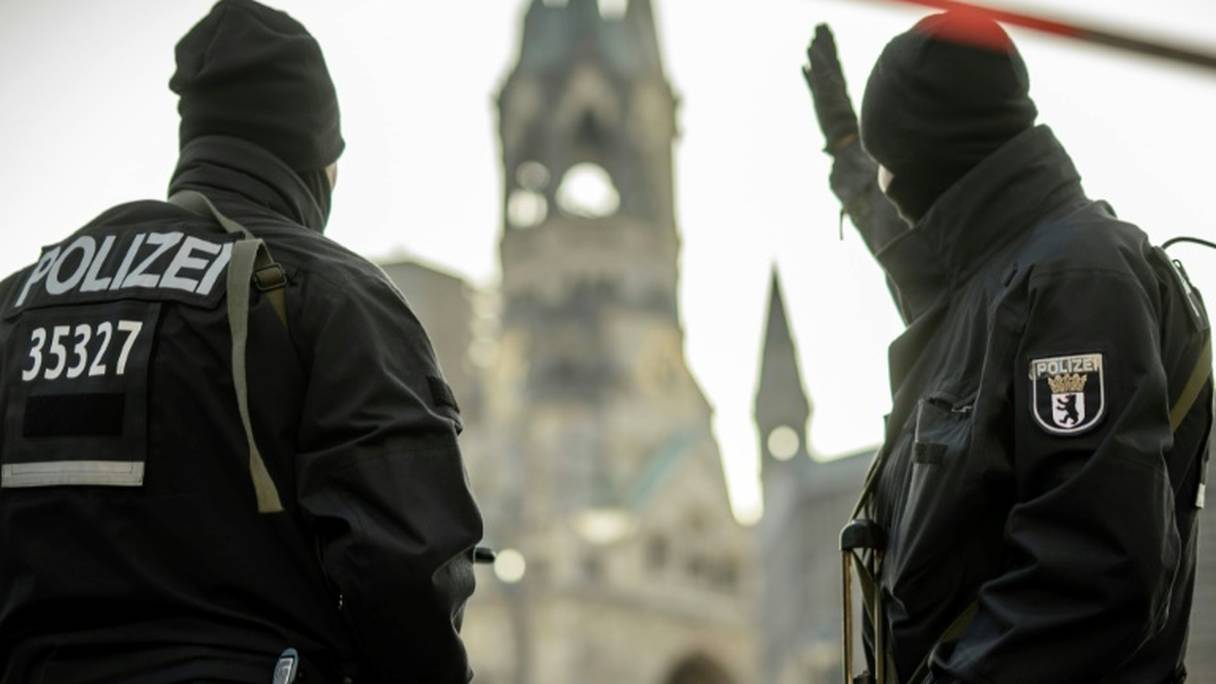 Des policiers allemands le 21 décembre 2016 devant l'église du Souvenir à proximité du marché de Noël à Berlin.
