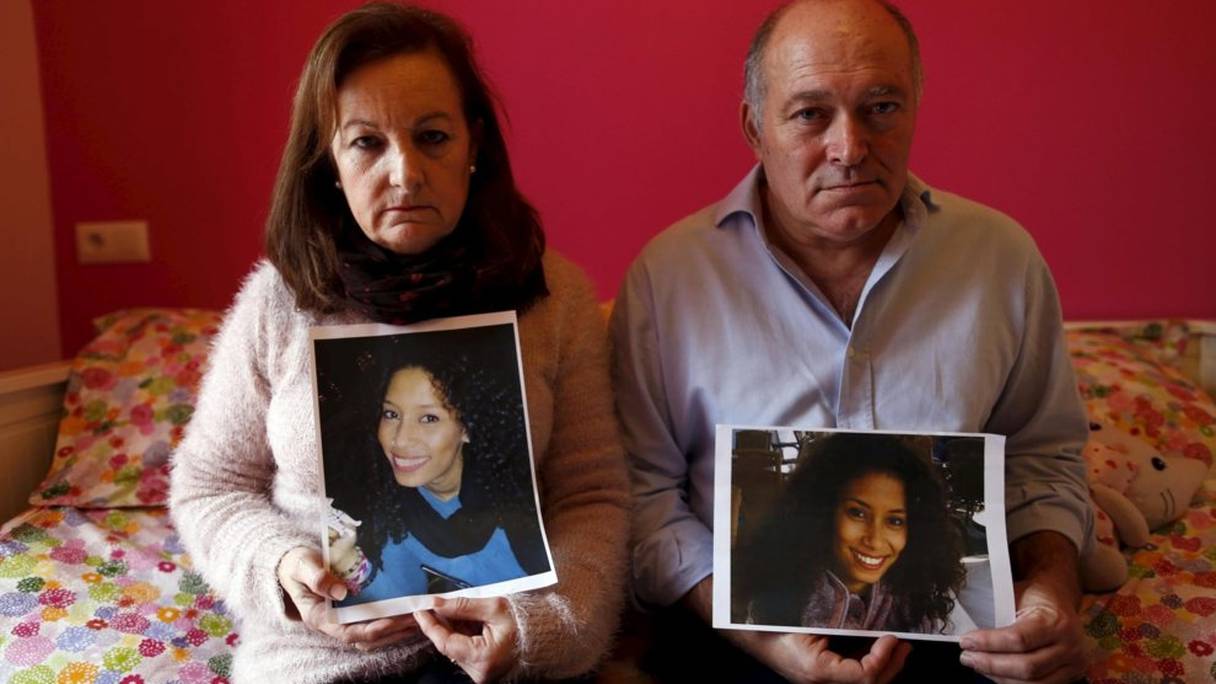 Carmen et José, dans leur maison de Mairena près de Séville, présentent des portraits de leur fille Maloma, kidnappée en décembre dernier à Tindouf.
