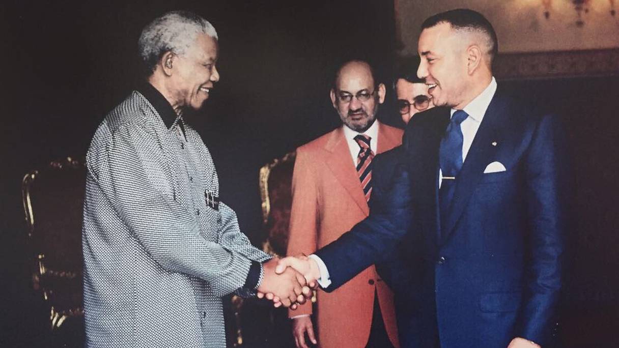 Le roi Mohammed VI recevant, le 21 mai 2001 à Marrakech, Nelson Mandela. 
