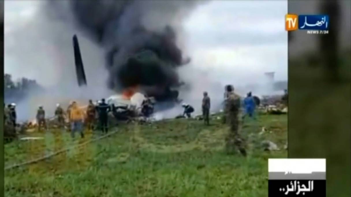 Capture d'écran d'images diffusées par la chaîne de télévision algérienne Ennahar, montrant l'avion militaire qui s'est écrasé le 11 avril 2018 peu après son décollage de la base aérienne de Boufarik, à une trentaine de km au sud d'Alger.
