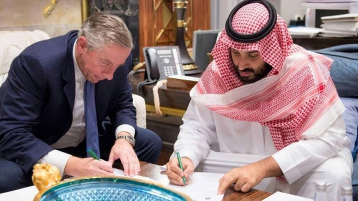 Le prince héritier d'Arabie saoudite Mohammed ben Salmane le 24 octobre 2017 à Riyad, avec Klaus Kleinfeld nommé à la tête du mégaprojet NEOM.
