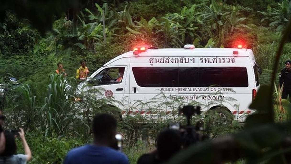 Une ambulance quitte le site de Tam Luang, évacuant un des premiers enfants sortis de la grotte par les plongeurs.
