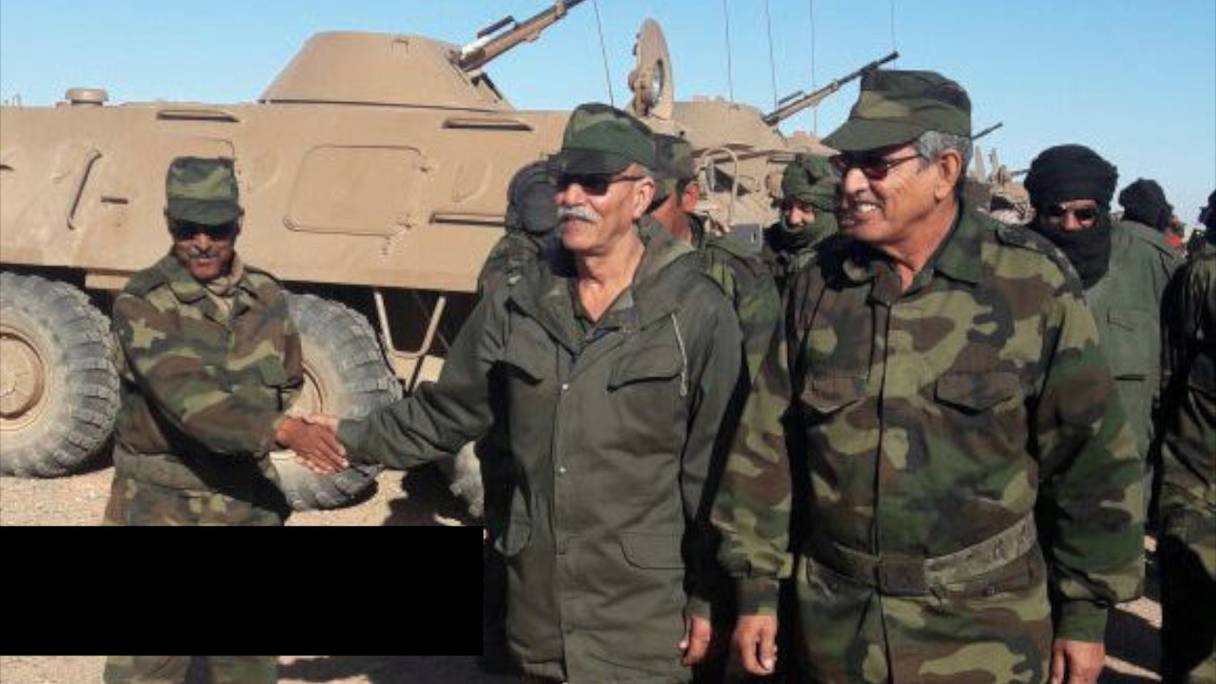 Le chef du Polisario, Brahim Ghali, lors d'un précédent déplacement dans la localité de Bir Lahlou, située dans la zone tampon. En arrière-plan, des véhicules de transport blindés équipés de canons tout juste livrés par Alger.
