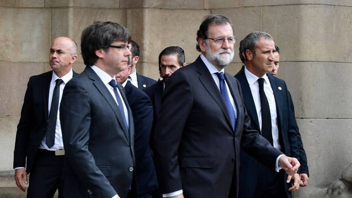 Le président de la Catalogne Carles Puigdemont (G) et le chef de gouvernement espagnol Mariano Rajoy.

