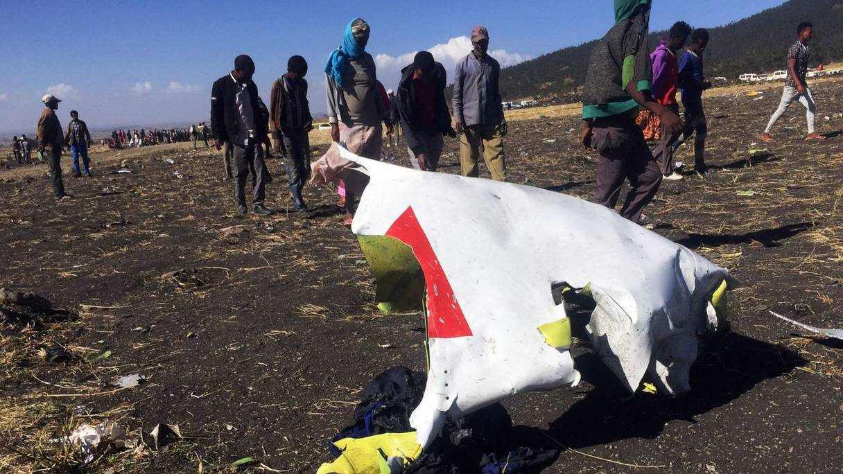 Un débris du Boeing 737 MAX qui s'est écrasé en Éthiopie dimanche 10 mars 2019. 
