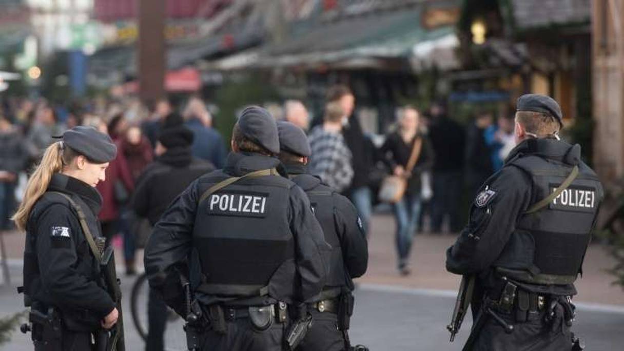 Des policiers allemands en patrouille dans les rues de Berlin.
