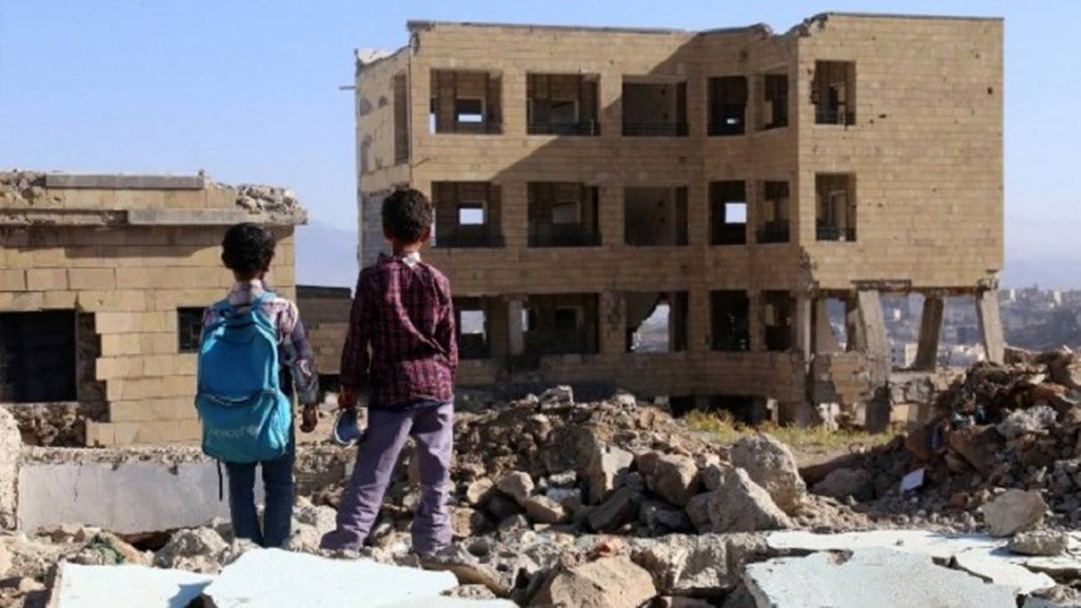 Des enfants yéménites devant une école détruite par une frappe aérienne dans la ville de Taëz, le 16 mars 2017.
