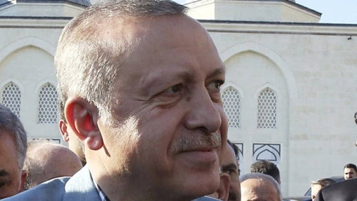 Le président turc devant une mosquée d'Istanbul pour la prière de l'Aïd al-Fitr. 
