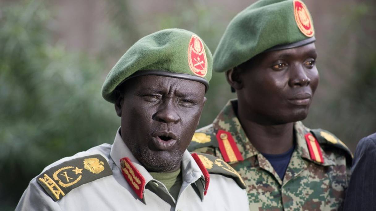 L'ancien chef de l'armée de libération d Soudan (SPLA) Dau Athorjang (G) appelle ses troupes à ne pas combattre le gouvernement, le 10 juillet 2016 à Juba.
