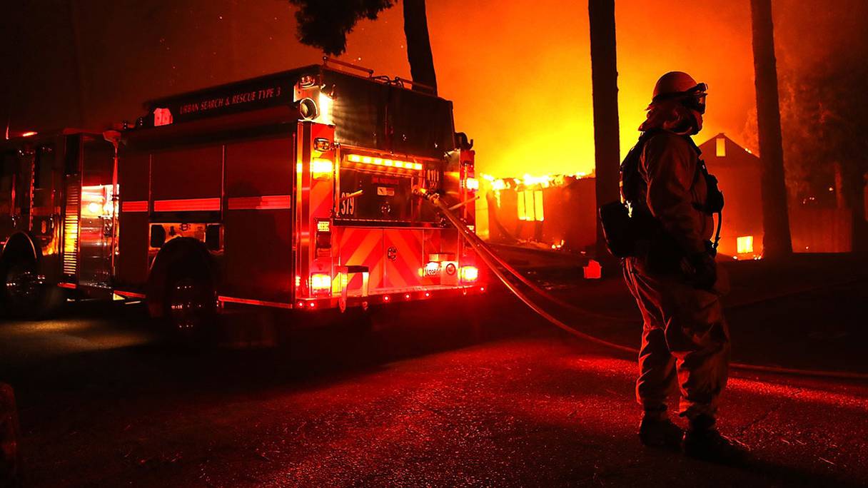 Les pompiers tentent de maîtriser le feu en Californie, qui a déjà fait 42 morts, selon un dernier bilan. 
