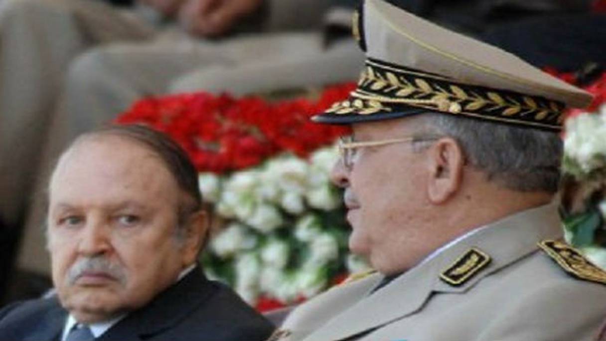 Photo du président Bouteflika et du chef de l'état-major de l'armée algérienne, Gaïd Salah, qui lorgne le palais présidentiel El Mouradia, à Alger.
