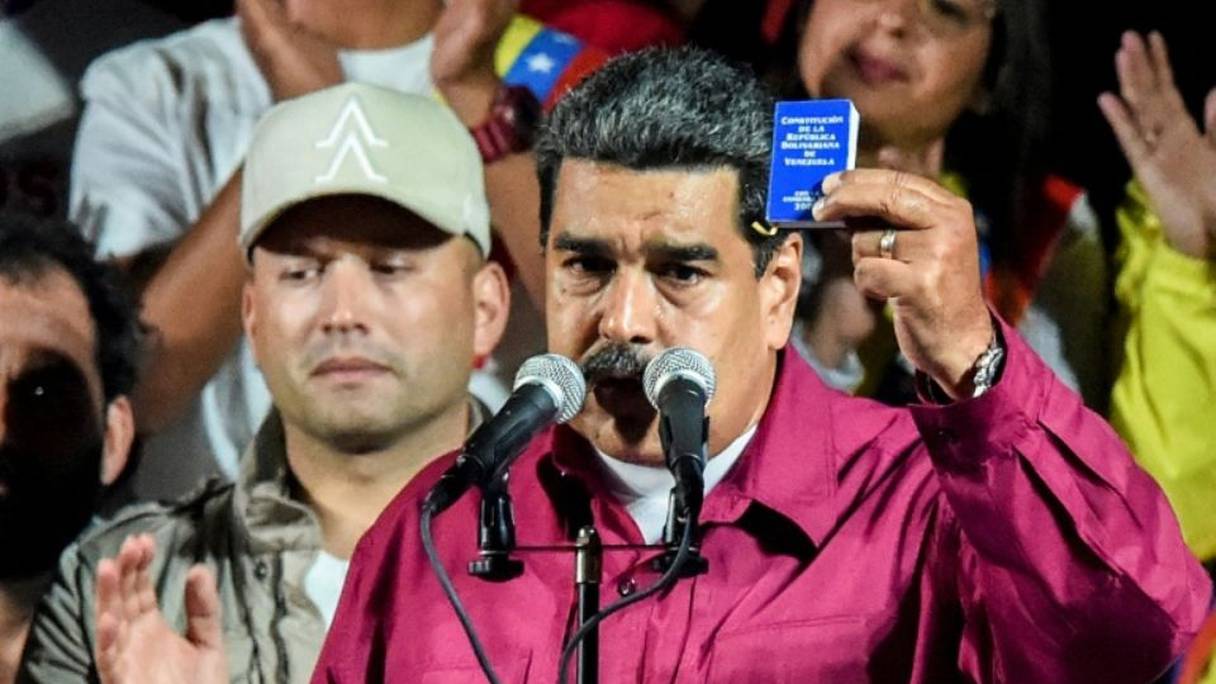 Nicolas Maduro tient un exemplaire de la Constitution vénézuélienne, après sa victoire à la présidentielel, le 20 mai 2018 à Caracas.

