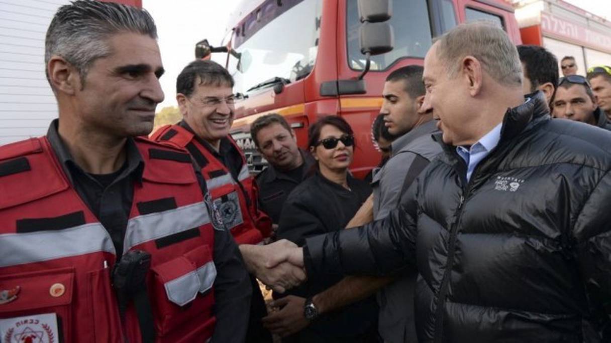 Benjamin Netanyahu, premier ministre, le 23 novembre avec les pompiers israéliens.
