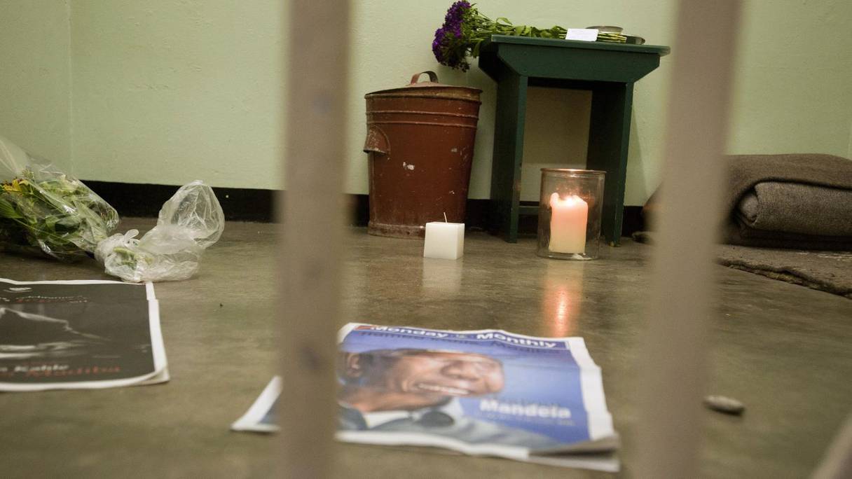Hommages à Mandela dans sa cellule de prison à Robben Island.
