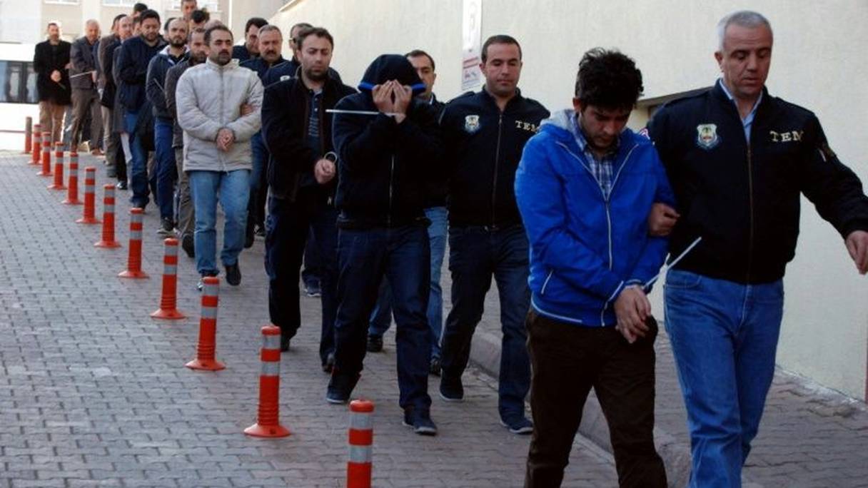 La police turque escorte des hommes soupçonnés de collusion avec le prédicateur Fethullah Gülen le 26 avril 2017. 

