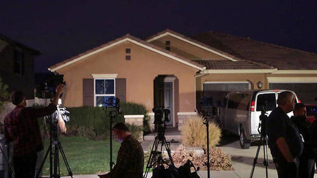 Des journalistes devant la maison où étaient séquestrés les treize enfants. 
