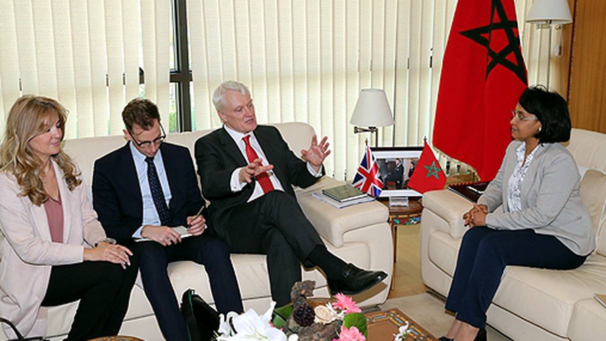 La secrétaire d’État auprès du ministre Affaires étrangères, Mounia Boucetta et le ministre britannique de l’Investissement, Graham Stuart.
