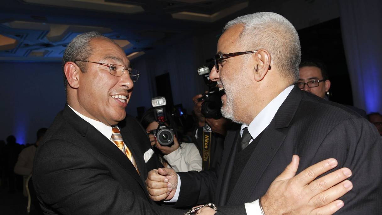 Abdelilah Benkirane retrouve sa bonne humeur légendaire dans les bras de Mohamed Miftah, président de la Fédération marocaine des éditeurs de journaux (FMEJ).
