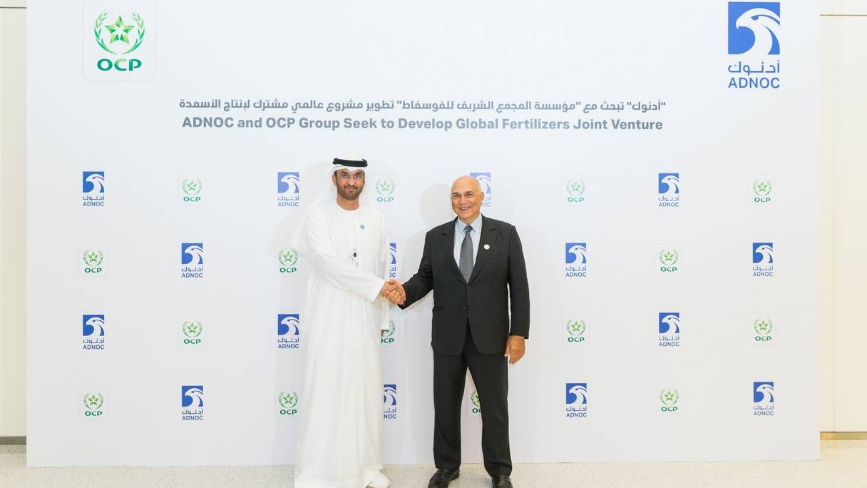 Sultan Ahmed Al Jaber, ministre d’Etat des Emirats arabes unis et directeur général d’Adnoc et Mostafa Terrab, PDG du groupe OCP.
