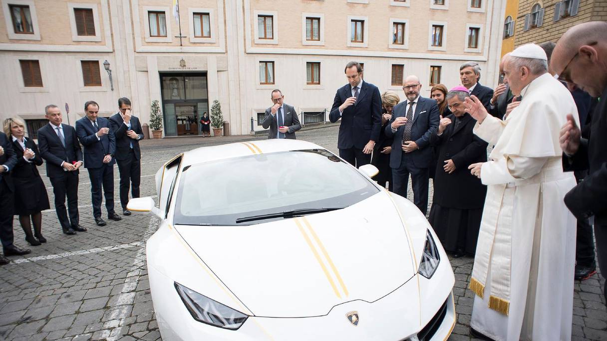 Le pape a béni et apposé sa signature sur le capot d'une "Lamborghini Huracan".
