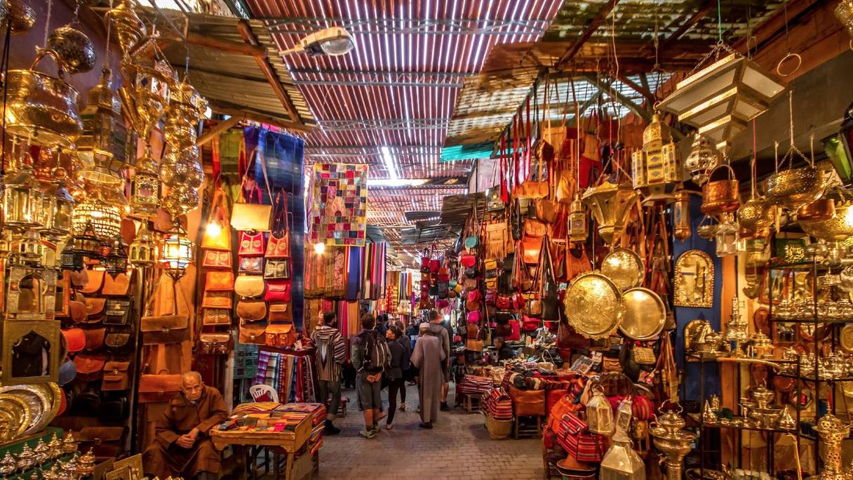 Les souks de Marrakech, haut lieu touristique du pays.
