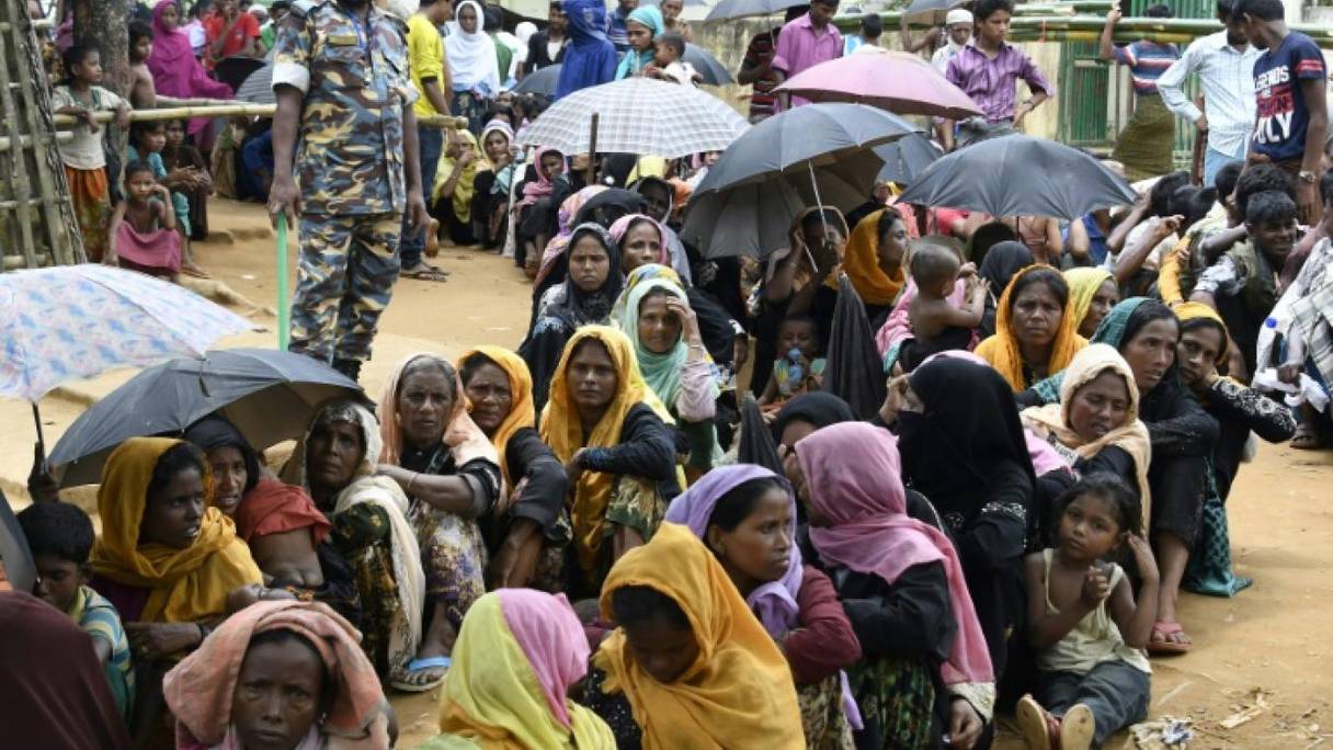 Des réfugiés rohingyas tout juste arrivés attendent leur tour pour être enregistrés dans la ville d'Ukhia, au Bangladesh.
