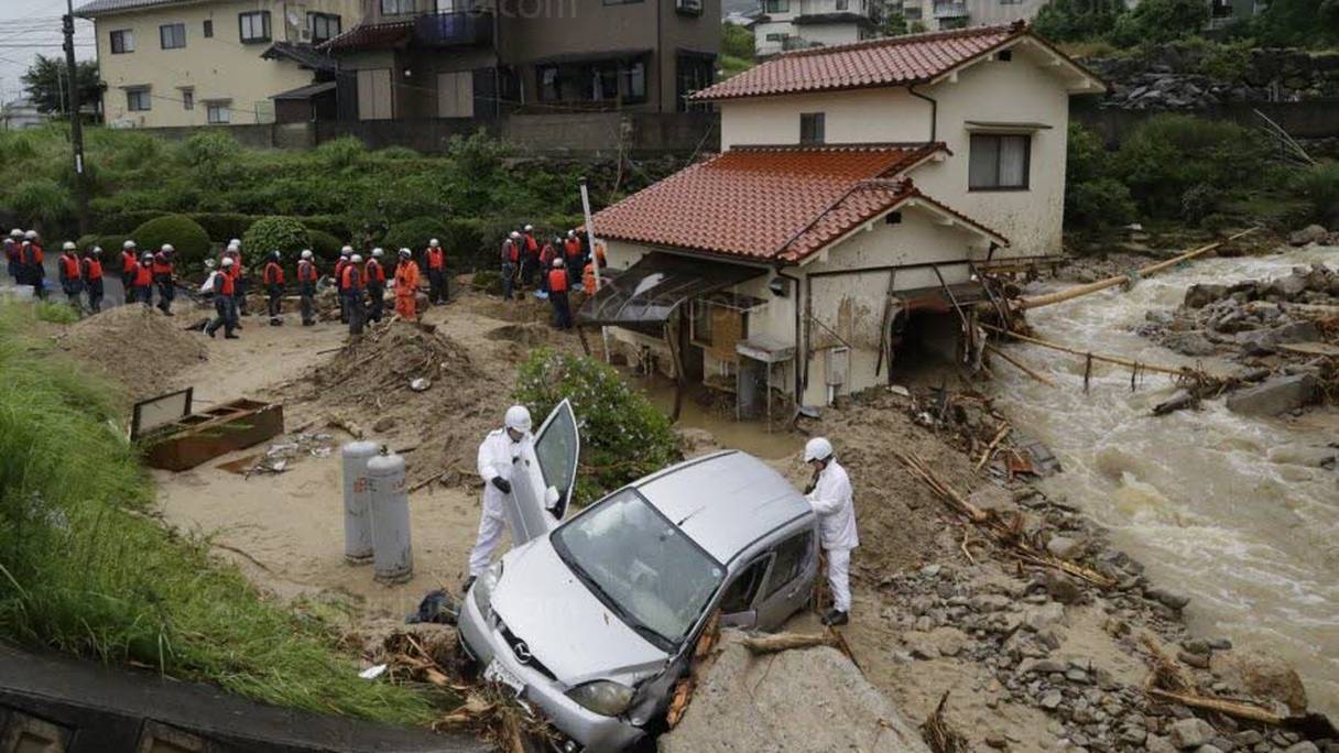 Près de 100 personnes au moins sont mortes, après les intempéries qui ont frappé l'ouest du Japon.
