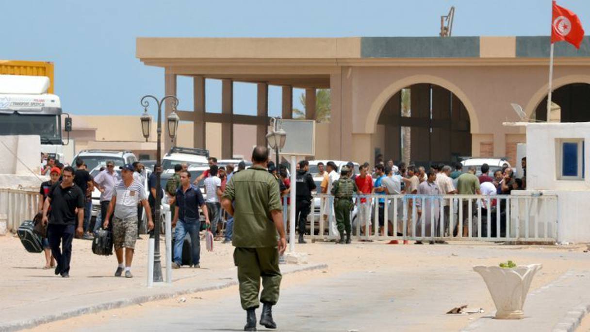 Le poste frontalier tunisien Ras Jdir connaît une affluence sans précédent.
