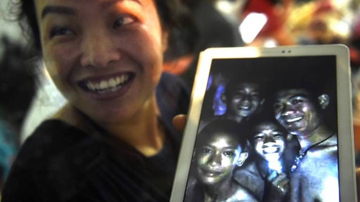 Certains des 12 enfants et leur entraîneur de football retrouvés vivants après deux semaines passés dans une grotte du nord de la Thaïlande. 
