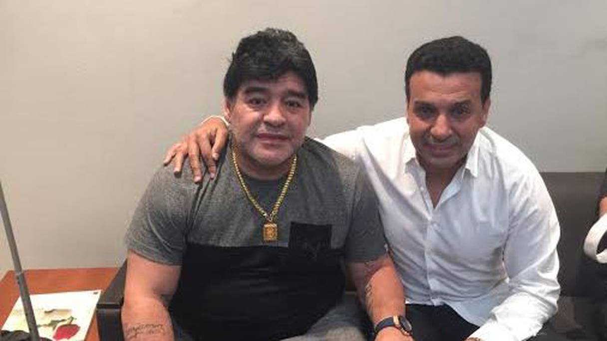 Maradona a été reçu par Karim Balk, à l'aéroport de Marrakech, mercredi 4 novembre.
