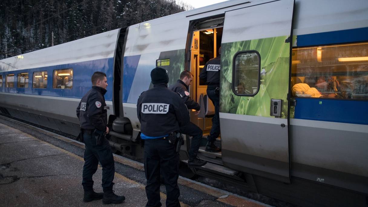 Des policiers français montent dans le TGV Milan-Paris pour effectuer des contrôles.
