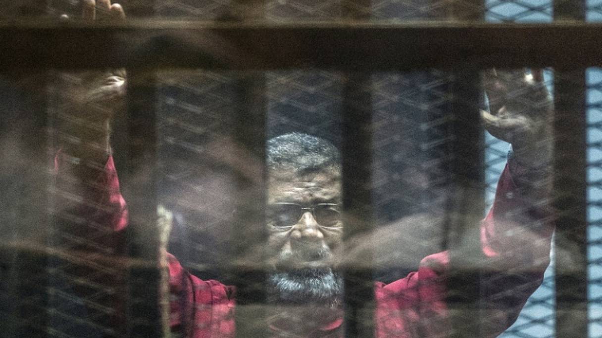Mohamed Morsi lors de son procès le 23 avril 2016 au Caire.
