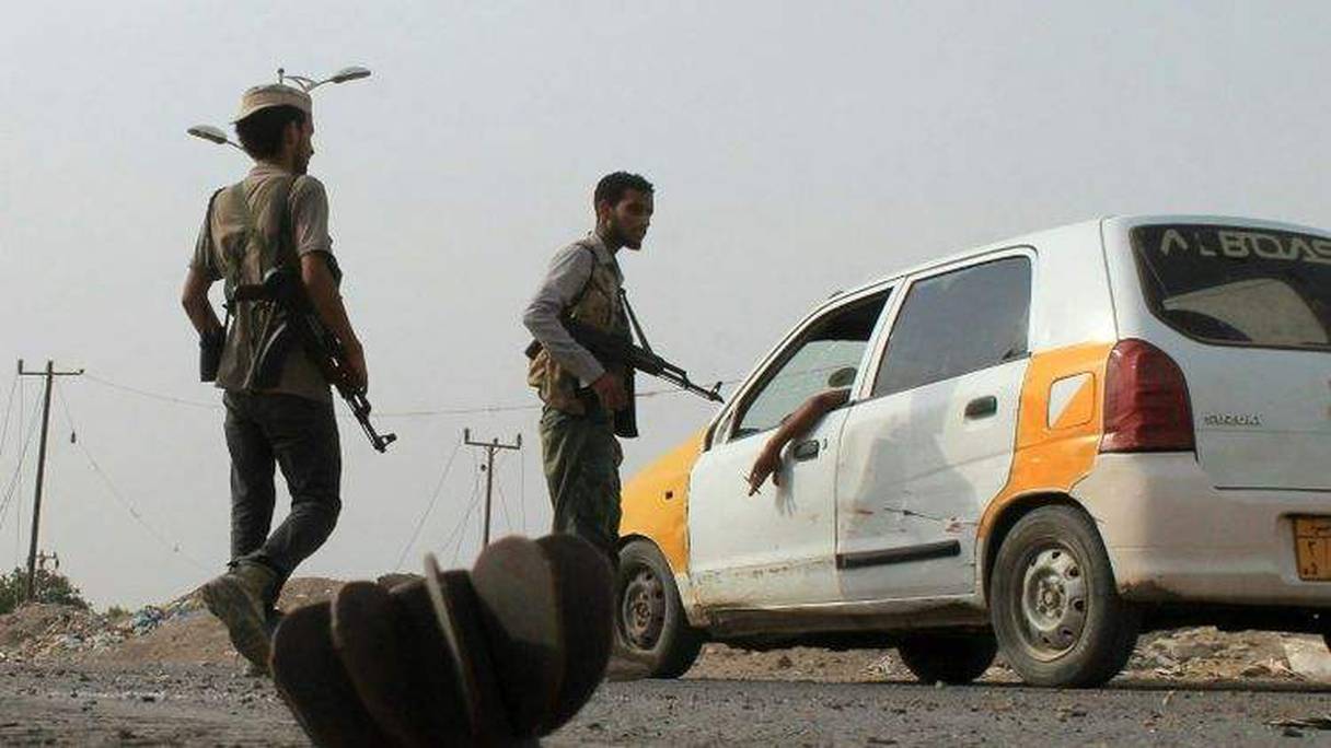 Des combattants progouvernementaux à un point de contrôle à Dar Saad, le 29 juillet 2015.
