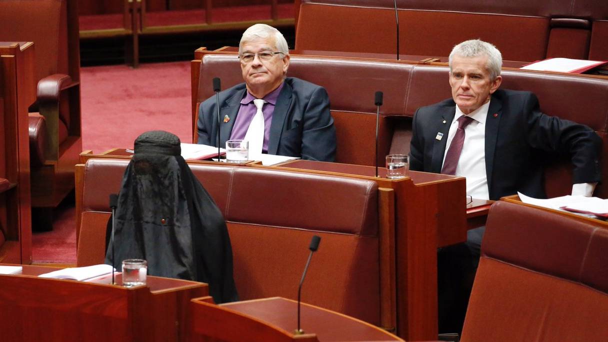 La sénatrice australienne Pauline Hanson en burqa.

