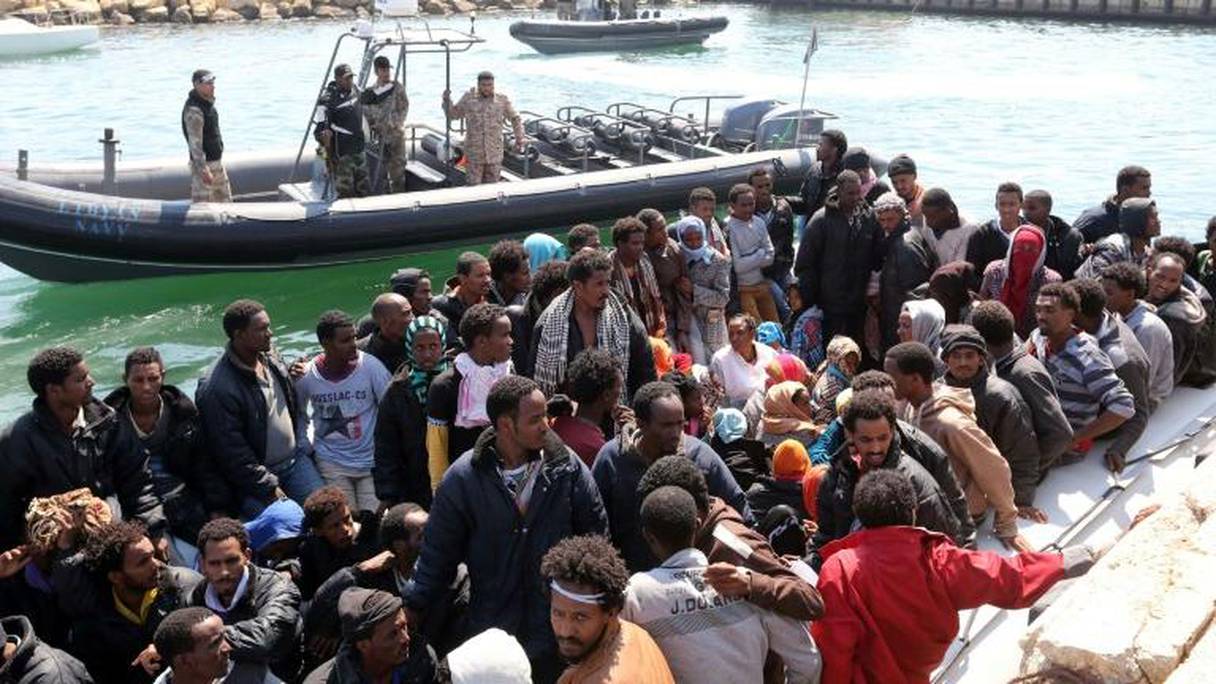 Des gardes-côtes libyens surveillent des migrants, le 6 juin 2015 à Tripoli.
