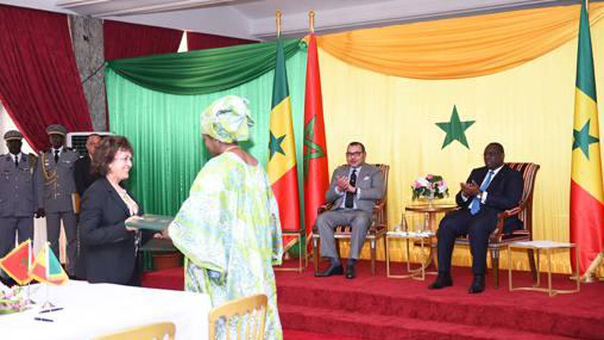 Le roi Mohammed VI et le chef de l'État sénégalais, ce jeudi 21 mai, dans la salle des banquets du palais présidentiel de Dakar. 
