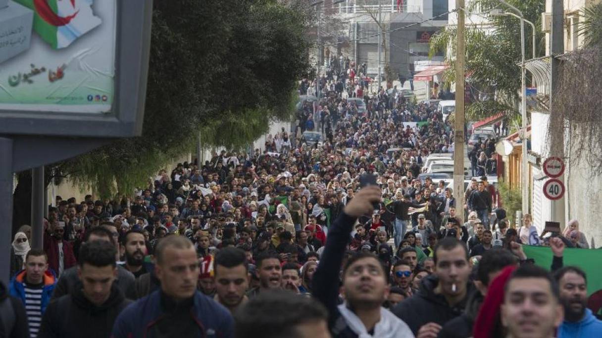 Un nouvel appel à manifester a été lancé aux Algériens, pour un septième vendredi consécutif. 
