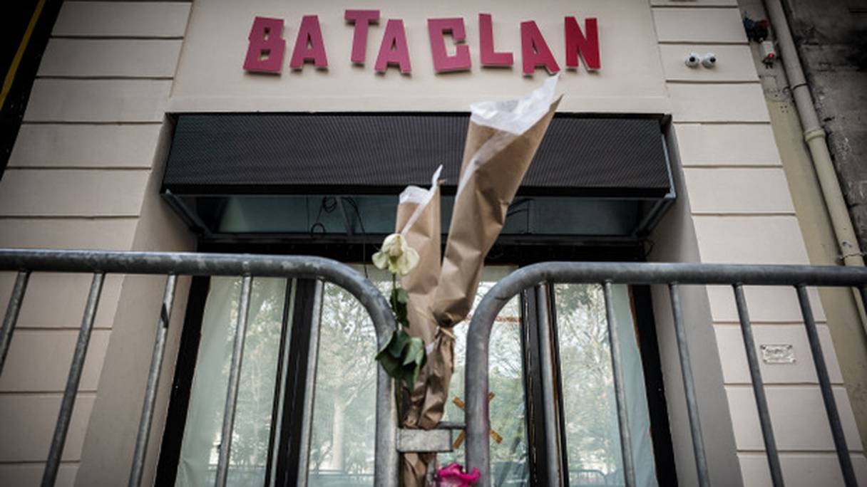 Le Bataclan a été longtemps après l'attentat un lieu de recueillement pour des foules d'anonymes.
