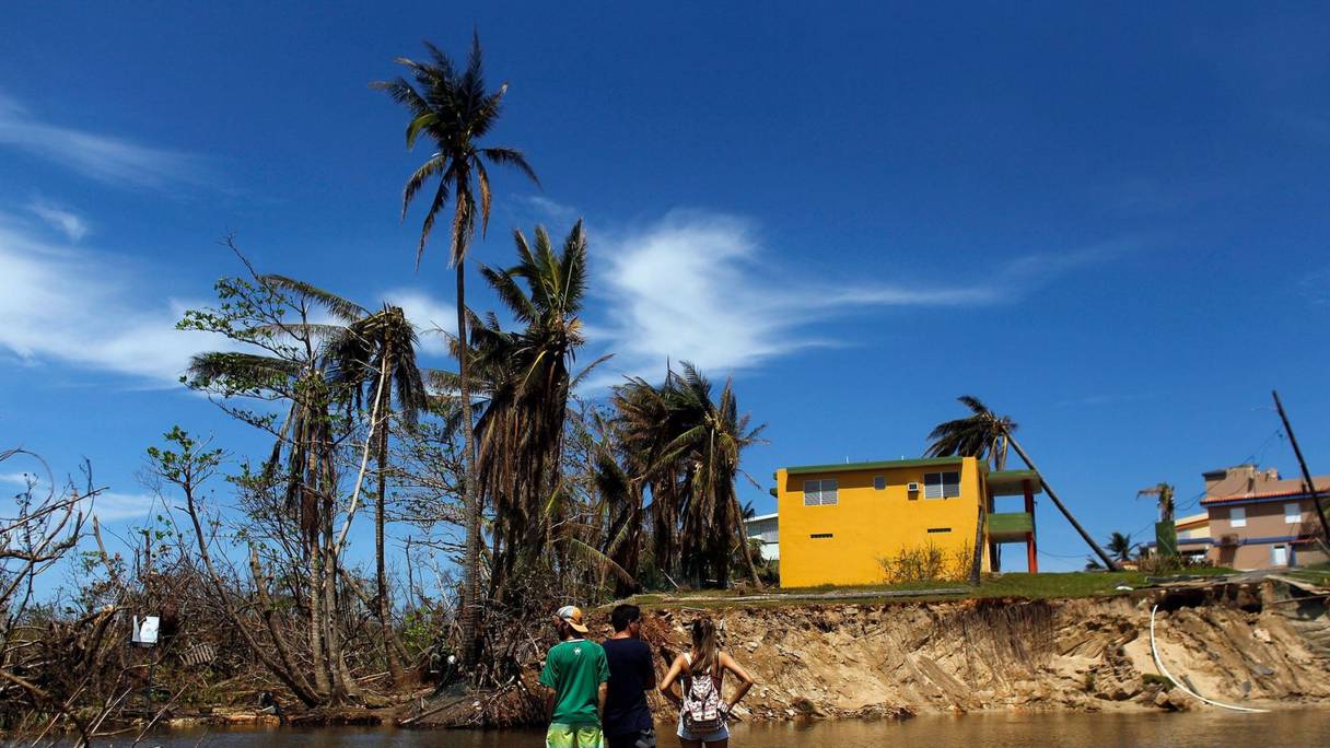 Des habitants de la municipalité de Manati, le 6 octobre 2017 à Porto Rico, trois semaines après le passage de l'ouragan Maria.
