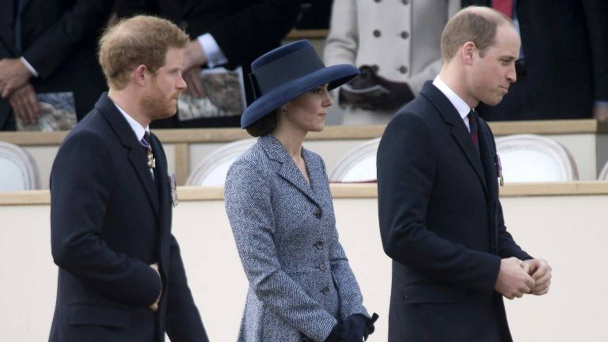 Le prince Harry, le prince William et sa femme Kate lors d'une messe à Londres le 9 mars 2017. 
