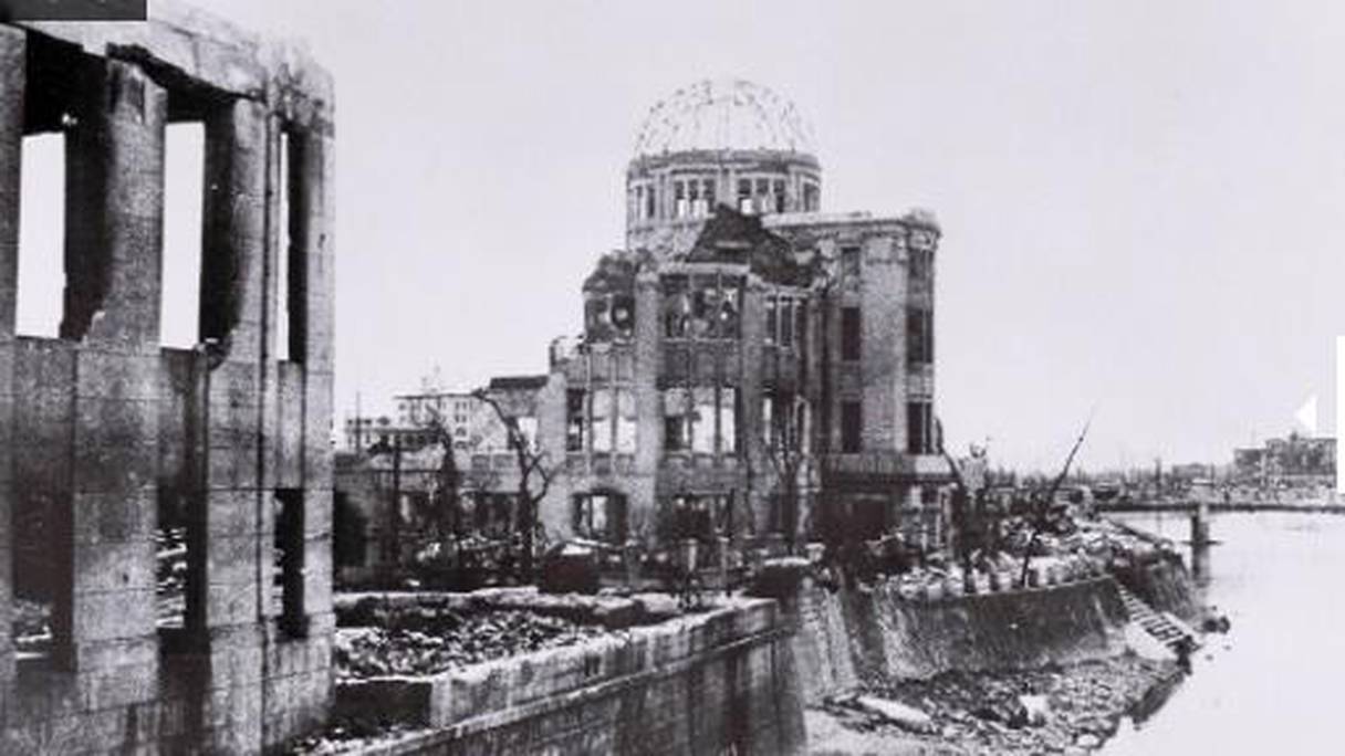 Le dôme de Genbaku, surnommé le dôme de la bombe atomique, était à l’origine le palais d’exposition industrielle de la préfecture d’Hiroshima. Il est devenu un mémorial en souvenir des victimes de la bombe atomique qui a frappé la ville.
	 
