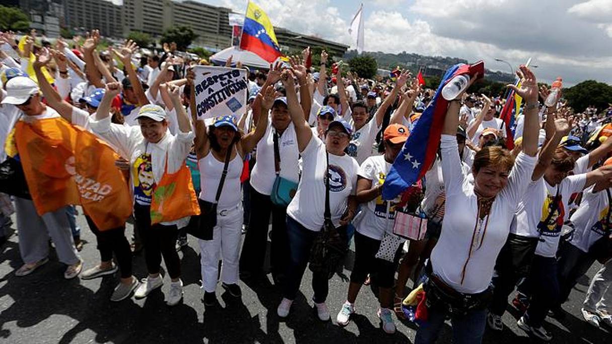 Venezuela: des femmes mènent la marche contre le président Maduro.
