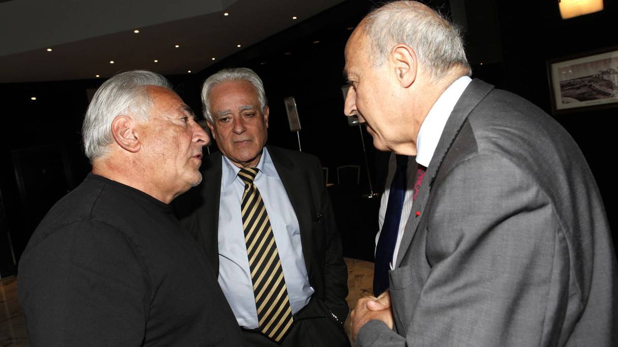 DSK en compagnie de Mohamed Berrada, ancien ambassadeur et ex ministre, et Jean-Hervé Lorenzi, membre éminent du Cercle des économistes français.
