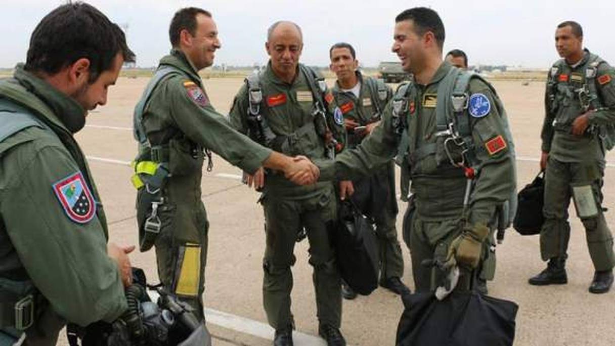 Mission accomplie pour l'édition 2015 des manoeuvres militaires conjointes entre les Forces royales air et l'armée de l'air espagnole. Ici, poignée de mains entre les pilotes des deux pays.
