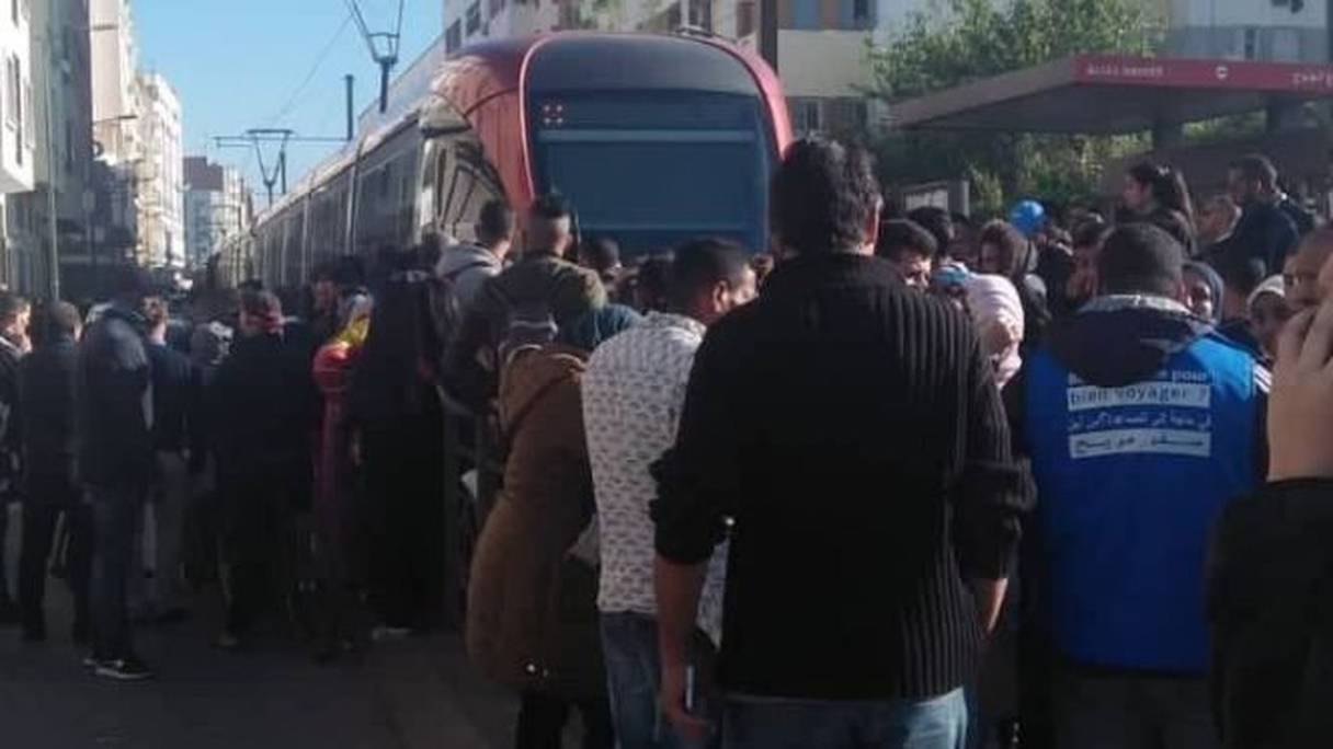 Des usagers du tramway de Casablanca en colère contre les retards répétitifs.
