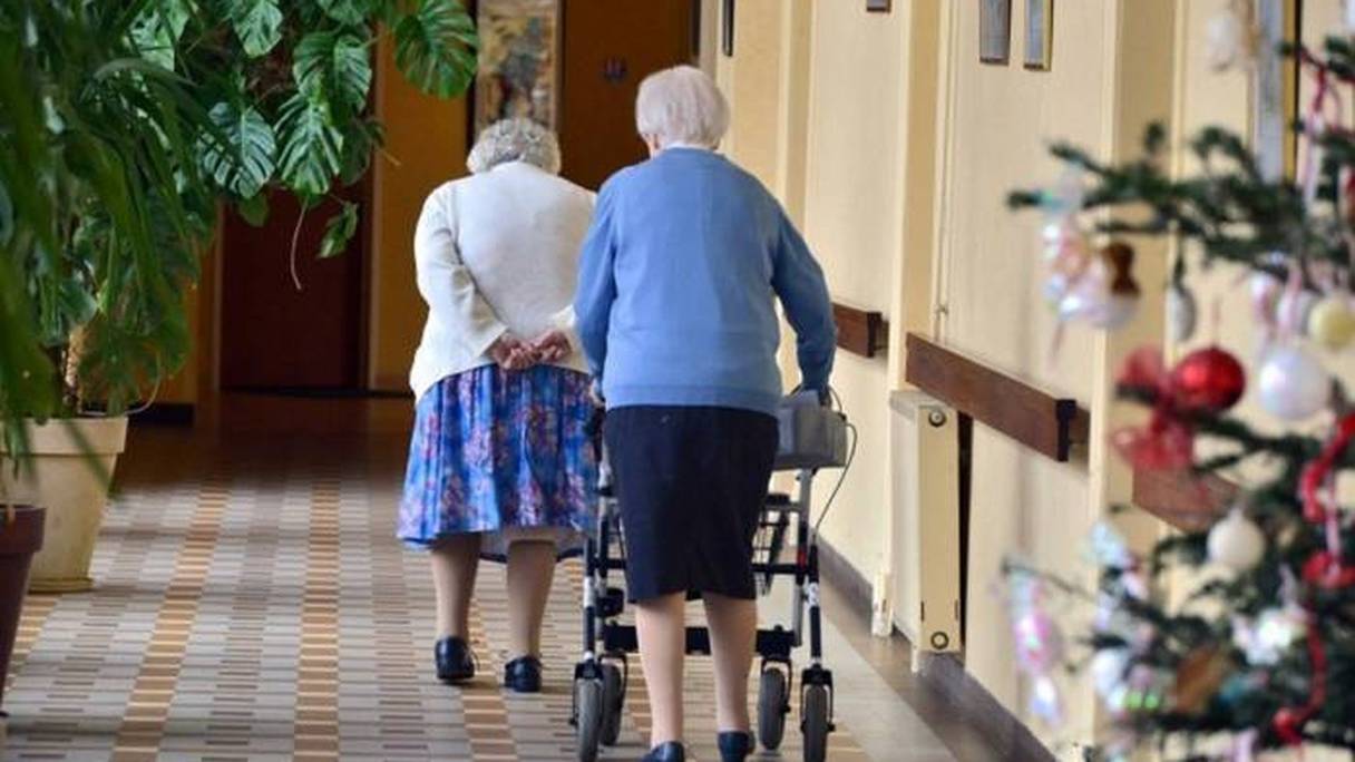 Des pensionnaires dans une maison de retraite aux États-Unis. 
