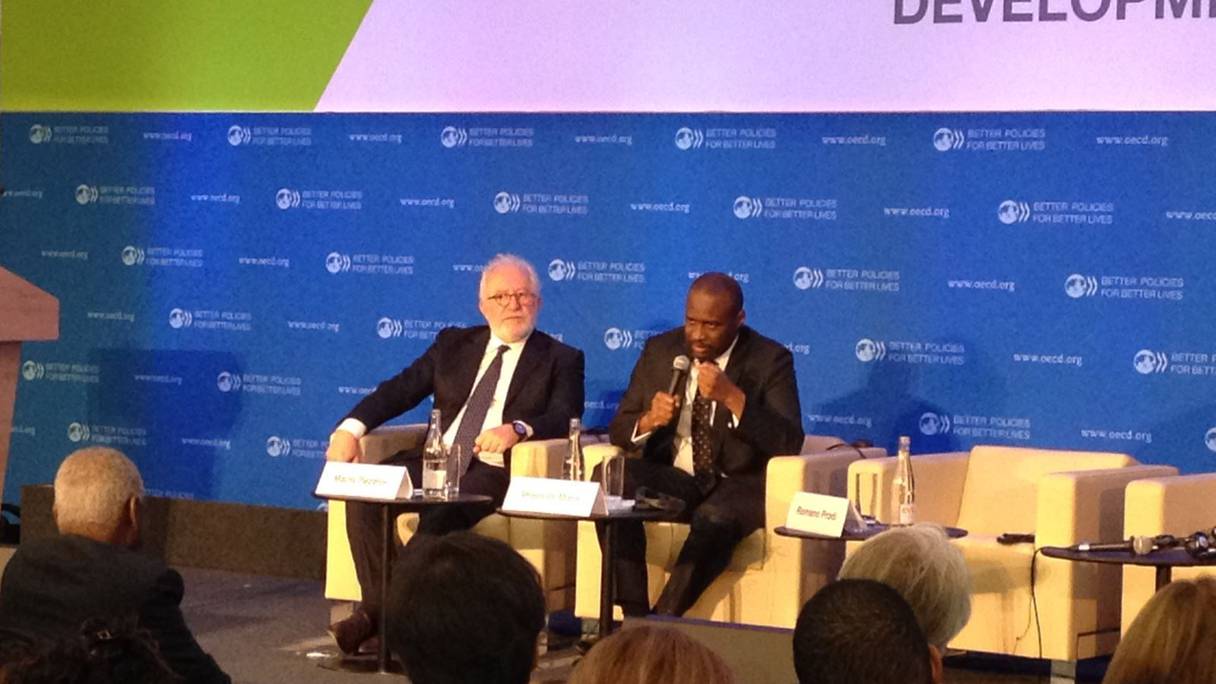 Mario Pezzini, directeur du Centre de développement de l'OCDE et Moussa Mara, ex-Premier ministre du Mali, lors d'une conférence sur les politiques territoriales, organisée en octobre 2014 à Paris.
